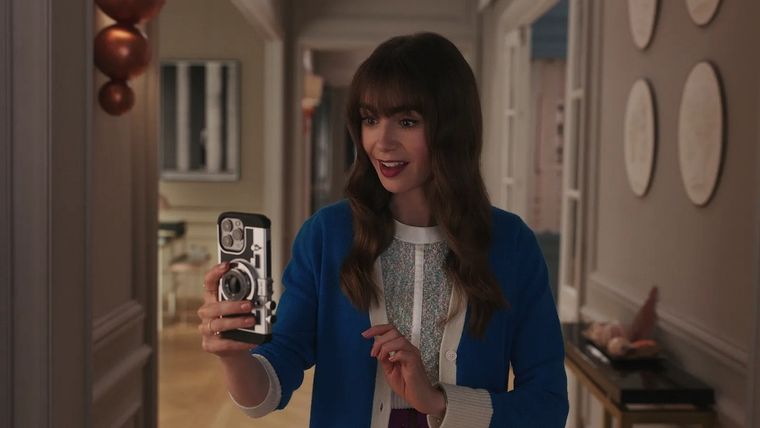 La serie Emily in Paris convirtió en tendencia esta carcasa vintage