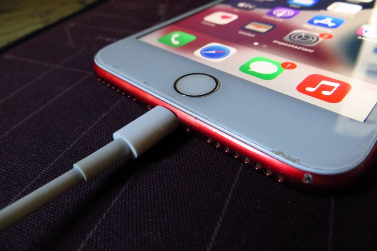 Limitar los servicios de localización en tu iPhone puede ayudar significativamente a preservar la batería. Limitar los servicios de localización en tu iPhone puede ayudar significativamente a preservar la batería.