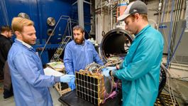 el sorprendente panel solar que esta en el espacio para enviar energia a la tierra