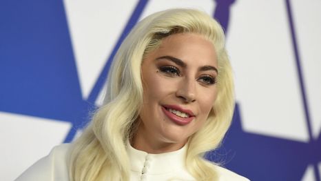 Lady Gaga y el auto rojo que destaca en su colección personal