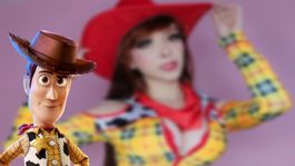 Cosplay juega a ser una atrevida vaquerita como Woody de Toy Story