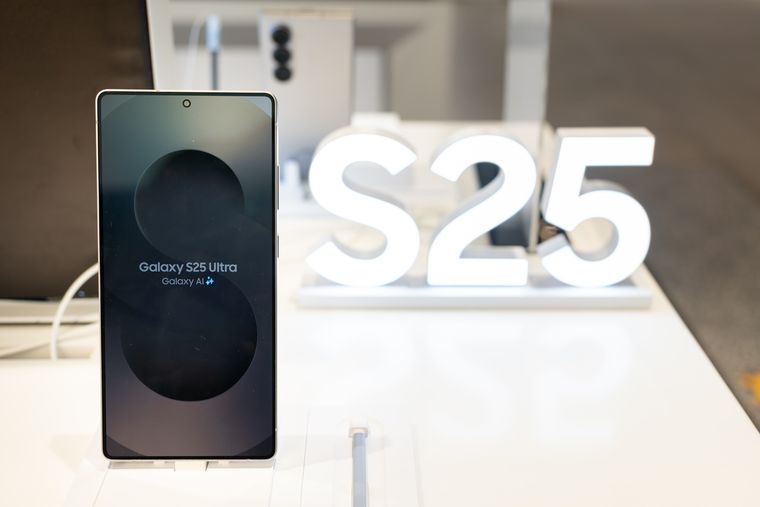 El Samsung Galaxy S25 Ultra ofrece el mejor rendimiento del mercado gracias a su cámara de 200 MP y su chip de última generación. El Samsung Galaxy S25 Ultra ofrece el mejor rendimiento del mercado gracias a su cámara de 200 MP y su chip de última generación.