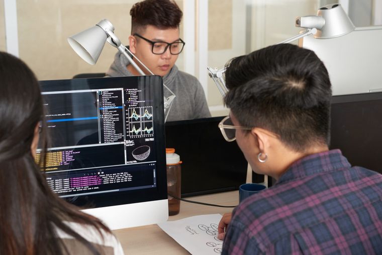Los perfiles tech con foco en inteligencia artificial lideran la transformación digital y marcan el rumbo del mercado laboral en 2025 (Foto: Freepik)