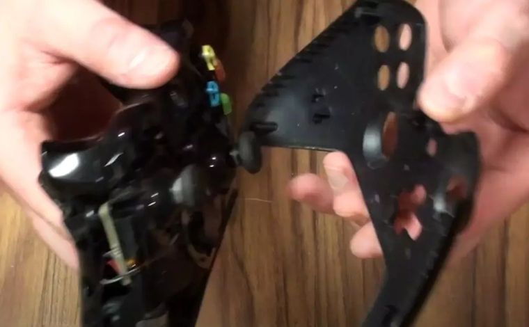 Con el mando completamente abierto, podrás limpiar en profundidad las áreas donde se acumula más suciedad Con el mando completamente abierto, podrás limpiar en profundidad las áreas donde se acumula más suciedad