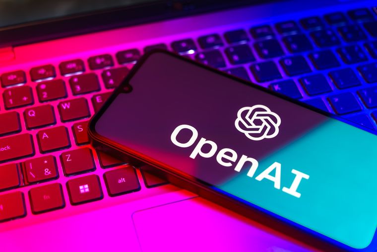 La mayor investigación de OpenAI revela cómo millones usan ChatGPT en su vida laboral y personal.