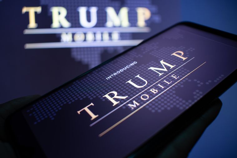 El nuevo teléfono de Trump Mobile, impulsado por Donald Trump, presenta cambios clave en diseño. El nuevo teléfono de Trump Mobile, impulsado por Donald Trump, presenta cambios clave en diseño.