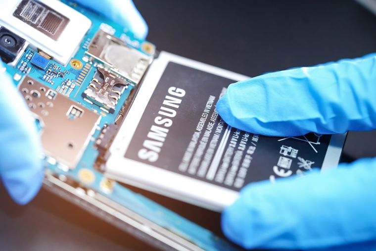 Las nuevas reglas sobre baterías buscan facilitar las reparaciones de smartphones, mientras que el iPhone cuenta con una excepción particular. Las nuevas reglas sobre baterías buscan facilitar las reparaciones de smartphones, mientras que el iPhone cuenta con una excepción particular.