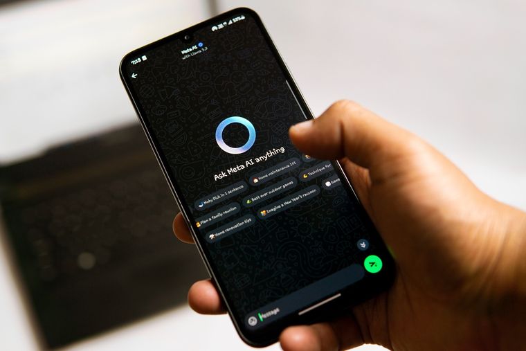 La nueva función de WhatsApp con IA de Meta elimina rastros y protege mensajes sensibles. La nueva función de WhatsApp con IA de Meta elimina rastros y protege mensajes sensibles.
