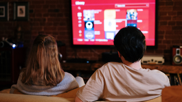 Un televisor con tecnología HDR10 y Dolby Atmos para una experiencia más inmersiva