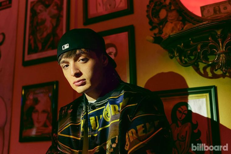 Peso Pluma y su nuevo cambio de look