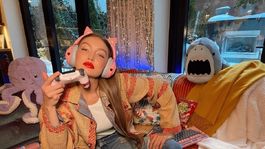 La modelo Gigi Hadid utiliza los Razer Kraken Kitty