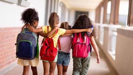 Esta mochila transparente es todo lo que necesitas para el inicio de clases