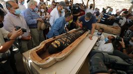 egipto hallo otros 100 sarcofagos de hace 2 mil anos y abrio uno: ¡mira las imagenes!