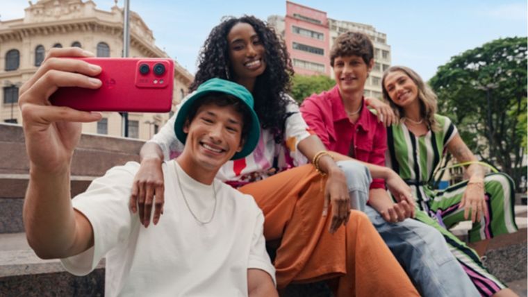 Motorola presenta su nueva línea de celulares en tendencia color rosa.