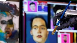 sophia, la famosa robot humanoide, subasta su obra de arte digital como nft