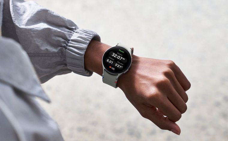 Su diseño elegante con cristal flotante le otorga un aspecto cómodo y moderno, ideal tanto para el día a día como para entrenamientos. Su diseño elegante con cristal flotante le otorga un aspecto cómodo y moderno, ideal tanto para el día a día como para entrenamientos.