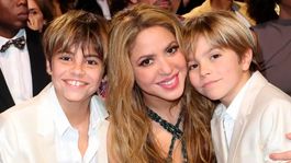 Shakira junto a sus hijos Sasha y Milan
