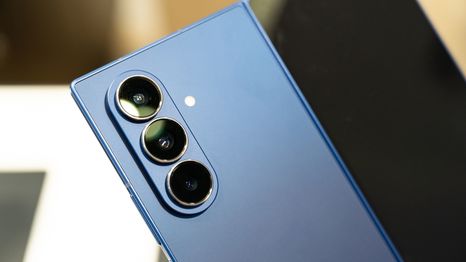 El Samsung Galaxy Z Fold7 incorpora la cámara más potente de la serie hasta el momento.