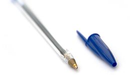 la razon de los agujeros en las tapas de los boligrafos bic es sorprendentemente impresionante