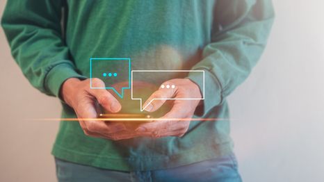 No se trata solo de revisar ortografía, sino de evaluar concordancia, coherencia sintáctica y fluidez general del texto.