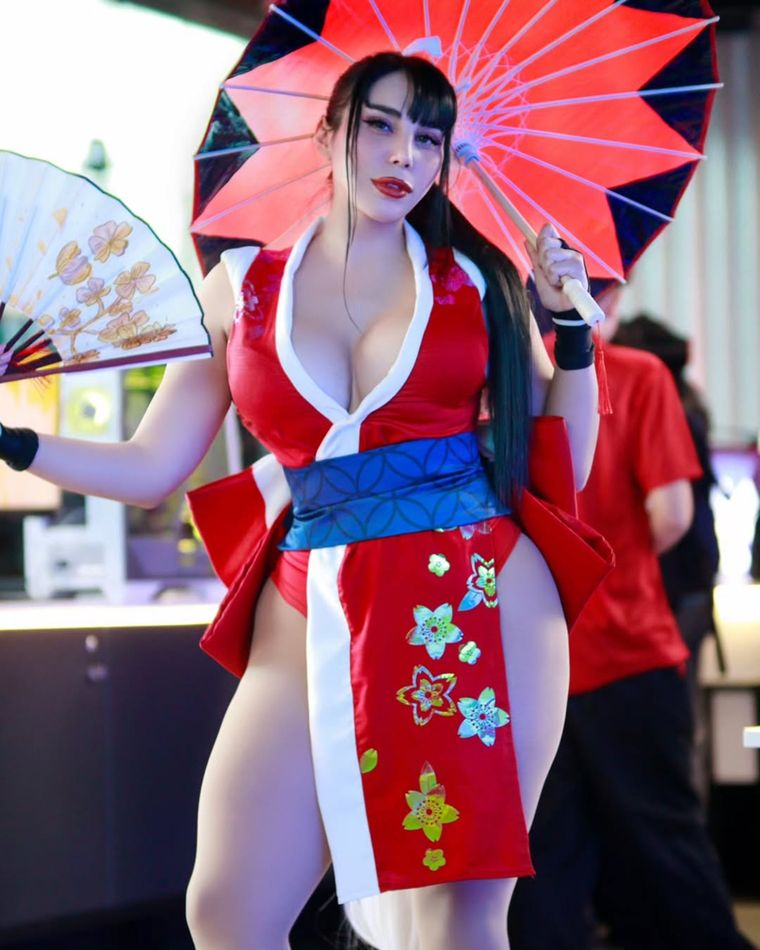 Missy.le apuesta por una versión más estilizada del cosplay, con telas satinadas que realzan la silueta y un maquillaje que refuerza la mirada felina de Mai.