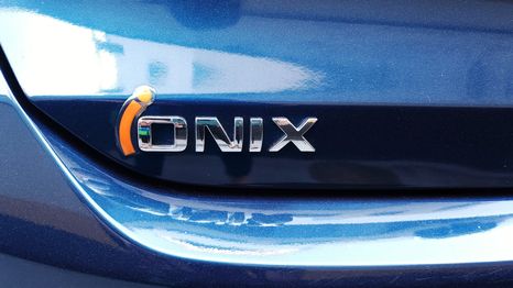 Rediseño exterior del Chevrolet Onix 2026, con faros LED y mejoras en el paragolpes para optimizar el ángulo de ataque (Foto: Shutterstock)