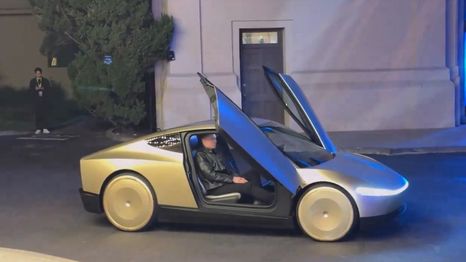 Elon Musk se bajaba del Cybercab autónomo camino a la presentación del robotaxi