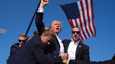 Donald Trump debió ser escoltado por sus guardaespaldas