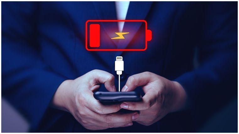 Tanto en iOS como en Android, existen herramientas internas que permiten identificar consumos ocultos de batería.