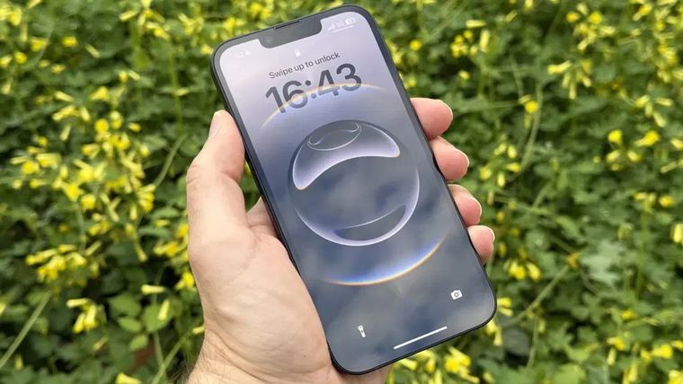 El secreto del iPhone 16e está en su inteligente combinación de componentes. El secreto del iPhone 16e está en su inteligente combinación de componentes.