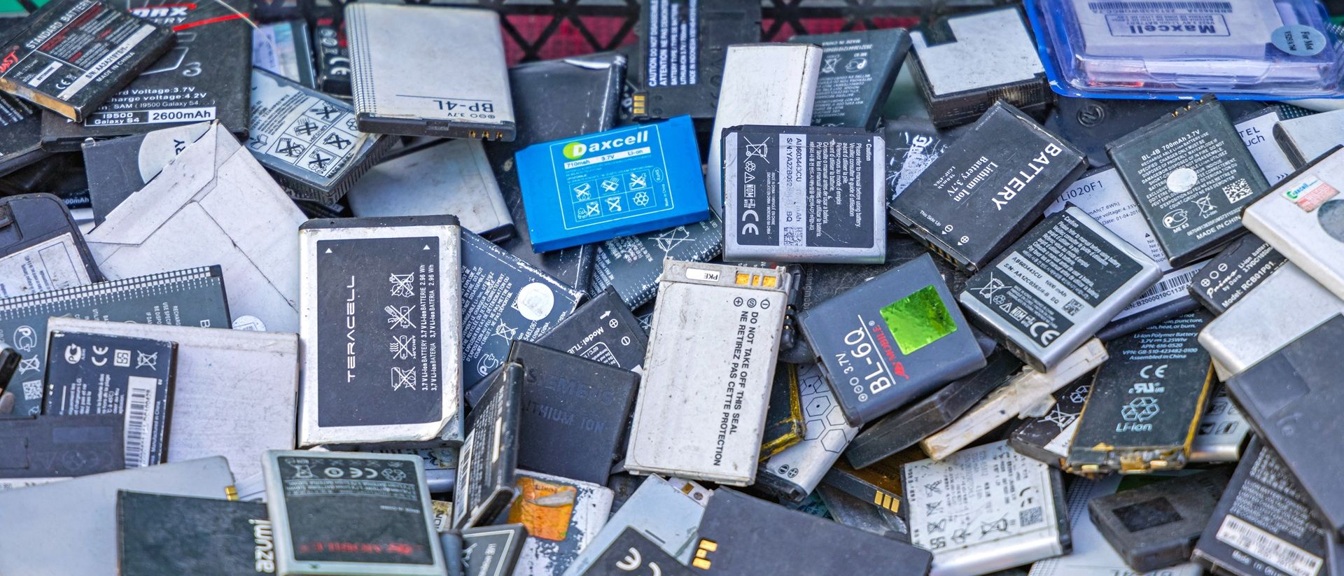 La nueva legislación europea podría cambiar el diseño de los teléfonos inteligentes a partir de 2027.
