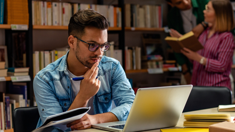 Estudiante universitario falsificó un ensayo con ChatGPT