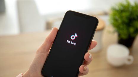 Si eres usuario de un iPhone, ahora podrás guiar a la aplicación de videos verticales con tu voz