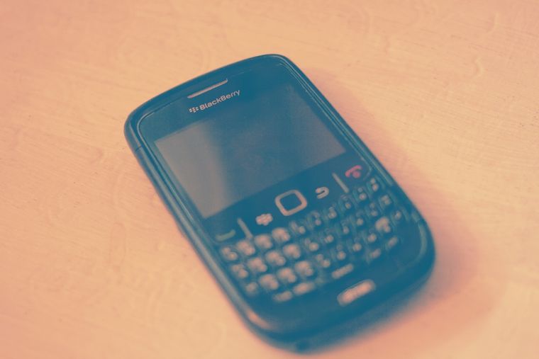 El legendario teclado físico y diseño robusto de BlackBerry está de regreso, pero ahora con una actualización inesperada. El legendario teclado físico y diseño robusto de BlackBerry está de regreso, pero ahora con una actualización inesperada.