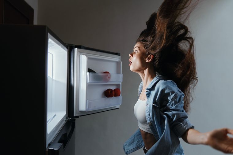 Apagar la heladera durante la noche interrumpe el proceso de refrigeración y puede generar daños en el motor y deterioro en los alimentos. Apagar la heladera durante la noche interrumpe el proceso de refrigeración y puede generar daños en el motor y deterioro en los alimentos.