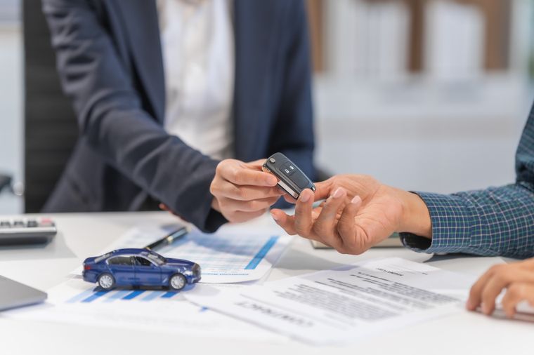 Comprar un auto sin pagar al contado. El crédito automotor y el plan de ahorro son las dos principales alternativas para financiar un vehículo en Argentina. 