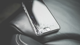 La pantalla del celular está expuesta a golpes y caídas.