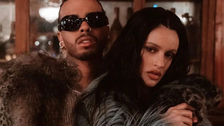 Rosalía y Rauw Alejandro, dos vampiros sueltos en Barcelona.