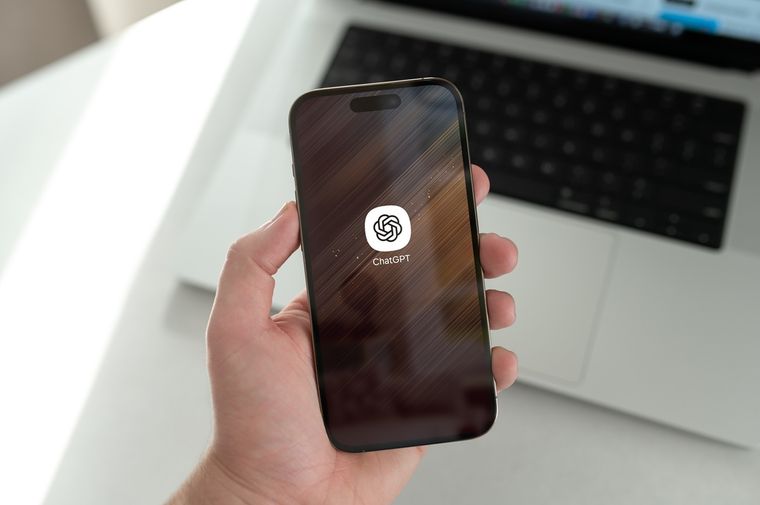 Para comenzar a utilizar ChatGPT dentro de WhatsApp, solo hace falta sumar el número +1 800 242 8478 a la agenda de contactos. Para comenzar a utilizar ChatGPT dentro de WhatsApp, solo hace falta sumar el número +1 800 242 8478 a la agenda de contactos.