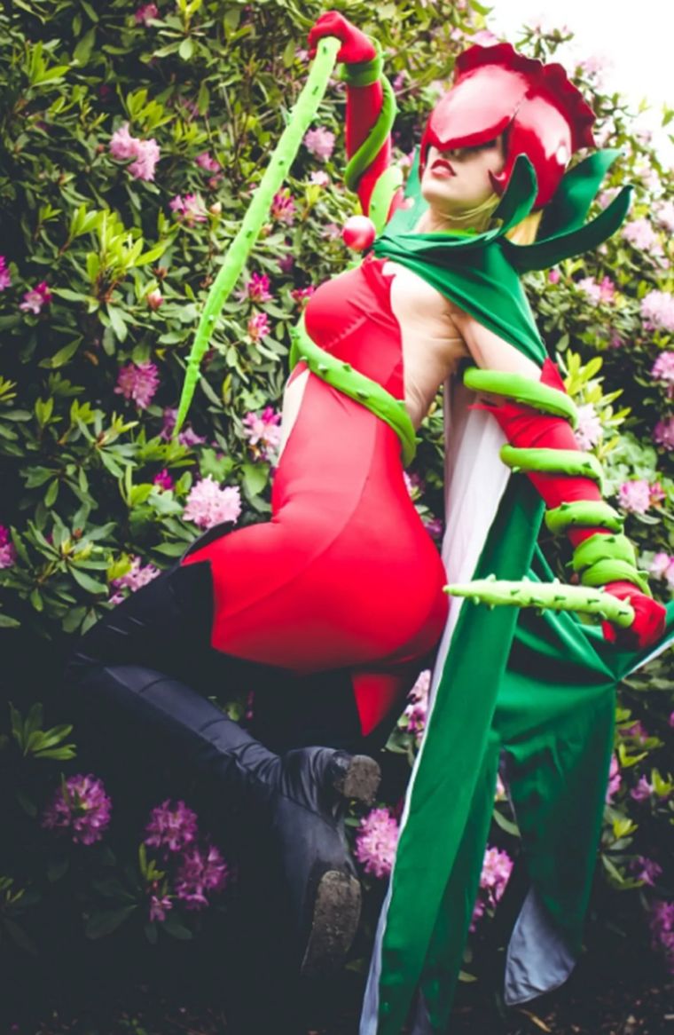 Su traje, confeccionado en cuero rojo sin tirantes, respeta los cortes originales del personaje, incluyendo el distintivo diseño frontal. Su traje, confeccionado en cuero rojo sin tirantes, respeta los cortes originales del personaje, incluyendo el distintivo diseño frontal.