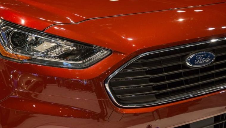 Van de Ford con problemas