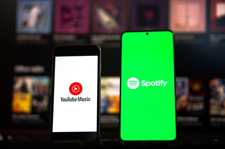 Spotify supera a YouTube Music con funciones clave que mejoran la experiencia musical.