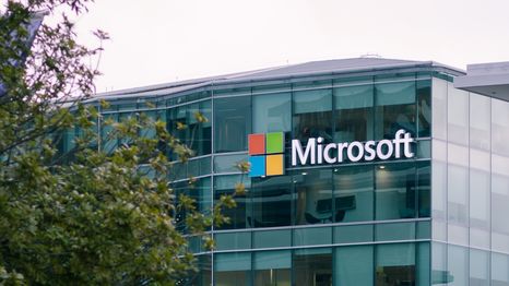 El informe de Microsoft identificó los empleos con menor riesgo de ser automatizados, destacando la importancia de las tareas físicas y la interacción humana frente al avance de la inteligencia artificial.
