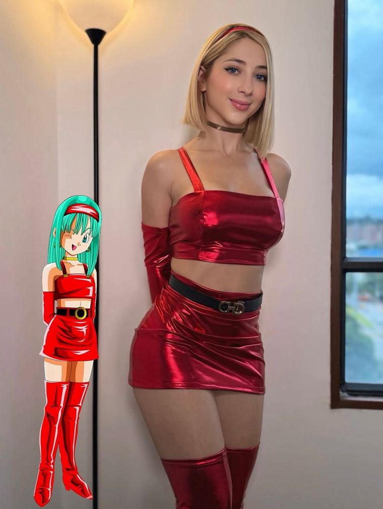 En lugar de optar por una representación tradicional de Bra, conocida por su estilo juvenil y su carácter fuerte heredado de sus padres, la cosplayer decidió reinterpretarla con el look característico de Androide 18: cabello rubio lacio, ropa ajustada y actitud desafiante.