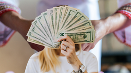 Ritual simple que une gratitud, visualización y generosidad para atraer abundancia