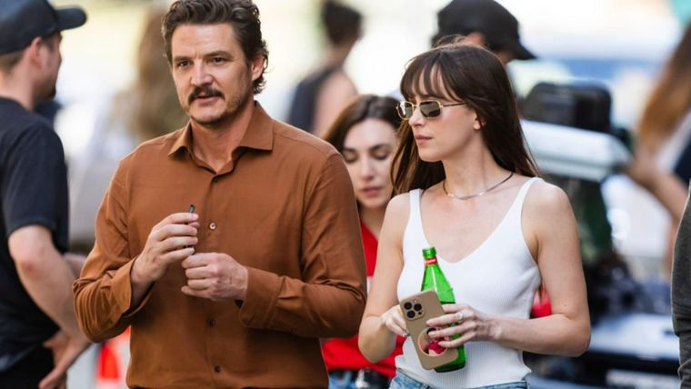 Dakota Johnson junto a Pedro Pascal