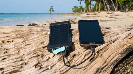 Con este cargador portátil tu móvil nunca se quedará sin batería en el aire libre.