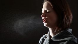 el video de un estornudo en slow-motion muestra la importancia de usar mascarilla