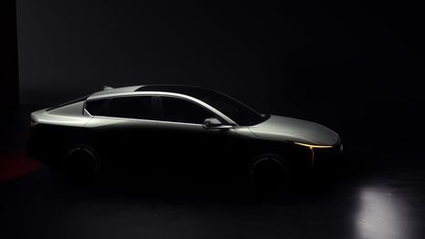 KIA prepara el sedán K4 para presentarlo en el Salón del Automóvil