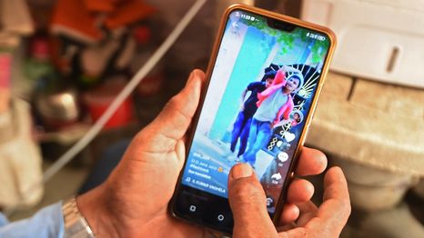 Videos de familiares y amigos sorprendidos por el anuncio de la falsa muerte de celebridades es la nueva tendencia en TikTok